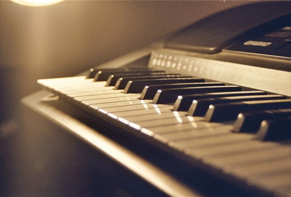 picture of digital piano keyboard