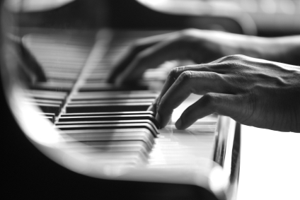 picture of hands playing piano